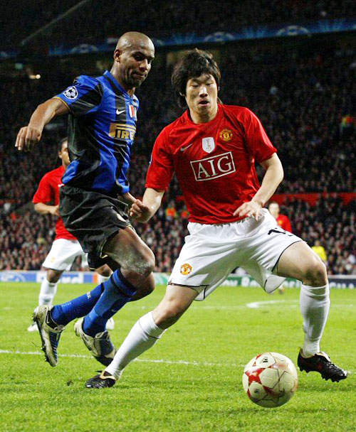 12일(한국시간) 영국 맨체스터 올드트래퍼드에서 치러진 2008-2009 유럽축구연맹(UEFA) 챔피언스리그 맨체스터 유나이티드와 인테르 밀란의 16강 2차전 경기에서 박지성이 밀란의 수비수 더글라스 마이콘과 볼 경합을 벌이고 있다. 맨유는 전반 시작 4분 만에 터진 네마냐 비디치의 선제골과 후반 4분 크리스티아누 호날두의 추가골을 앞세워 2대0으로 승리를 거두고 챔스 8강에 진출했다. 