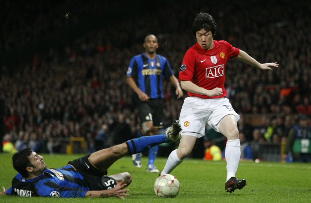 12일(한국시간) 영국 맨체스터 올드트래퍼드에서 치러진 2008-2009 유럽축구연맹(UEFA) 챔피언스리그 맨체스터 유나이티드와 인테르 밀란의 16강 2차전 경기에서 맨유의 박지성이 월터 사무엘과 볼 경합을 벌이고 있다. 