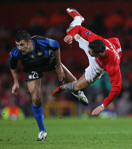 12일(한국시간) 영국 맨체스터 올드트래퍼드에서 치러진 2008-2009 유럽축구연맹(UEFA) 챔피언스리그 맨체스터 유나이티드와 인테르 밀란의 16강 2차전 경기에서 맨유의 호날두가 월터 사무엘의 파울로 인해 중심을 잃고 쓰러지고 있다. 