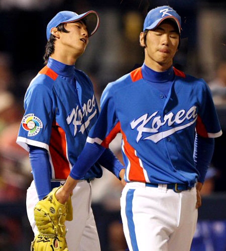  12일(한국시간) 미국 애리조나주 피오리아 스포츠컴플렉스에서 열린 WBC 대표팀과 메이저리그 샌디에이고 파드리스와의 연습경기 3회말 2사 주자1,2루 상황에서 대표팀 선발투수 김광현이 샌디에이고 헤들리의 2점 적시타를 맞고 허탈해 하고 있다. 