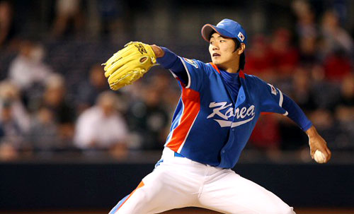 12일(한국시간) 미국 애리조나주 피오리아 스포츠컴플렉스에서 열린 WBC 대표팀과 메이저리그 샌디에이고 파드리스와의 연습경기 에서 선발투수로 나온 김광현이 1회말 역투하고 있다. 