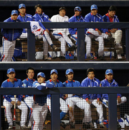  12일(한국시간) 미국 애리조나주 피오리아 스포츠컴플렉스에서 열린 WBC 대표팀과 메이저리그 샌디에이고 파드리스와의 연습경기 7회말 상황에서 대표팀이 샌디에이고에 10:0 으로 끌려가며 패색이 짙어지자 선수들이 어두운 표정으로 경기를 지켜보고 있다. 