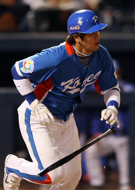   12일(한국시간) 미국 애리조나주 피오리아 스포츠컴플렉스에서 열린 WBC 대표팀과 메이저리그 샌디에이고 파드리스와의 연습경기 8회초 무사 상황에서 강민호가 안타를 치고 있다. 