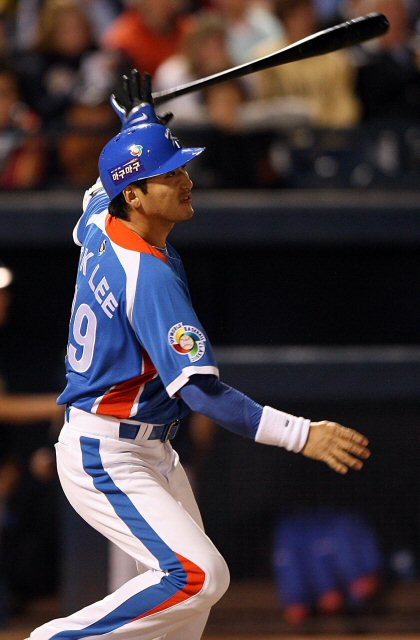   12일(한국시간) 미국 애리조나주 피오리아 스포츠컴플렉스에서 열린 WBC 대표팀과 메이저리그 샌디에이고 파드리스와의 연습경기 8회초 무사 주자2루 상황에서 이택근이 1점 추가 적시타를 치고 있다. 