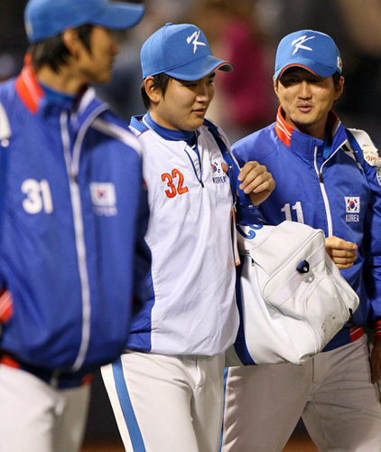   12일(한국시간) 미국 애리조나주 피오리아 스포츠컴플렉스에서 열린 WBC 대표팀과 메이저리그 샌디에이고 파드리스와의 연습경기 에서 대표팀이 샌디에이고에 10:4로 패한 후 선수들이 경기장을 빠져나가고 있다. 