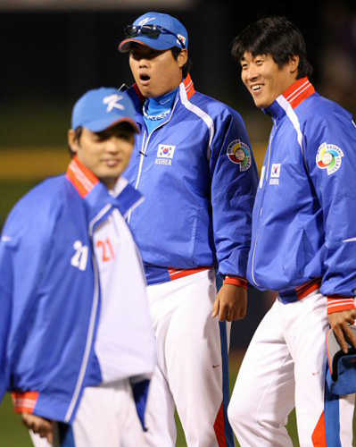   12일(한국시간) 미국 애리조나주 피오리아 스포츠컴플렉스에서 열린 WBC 대표팀과 메이저리그 샌디에이고 파드리스와의 연습경기 에서 대표팀이 샌디에이고에 10:4로 패한 후 선수들이 경기장을 빠져나가다 마운드에 올라서보고 놀라고 있다. 