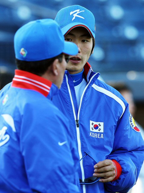 2일(한국시간) 미국 애리조나주 피오리아 스포츠컴플렉스에서 열린 WBC 대표팀 훈련에서 김광현이 김인식 감독과 얘기를 하고 있다. 