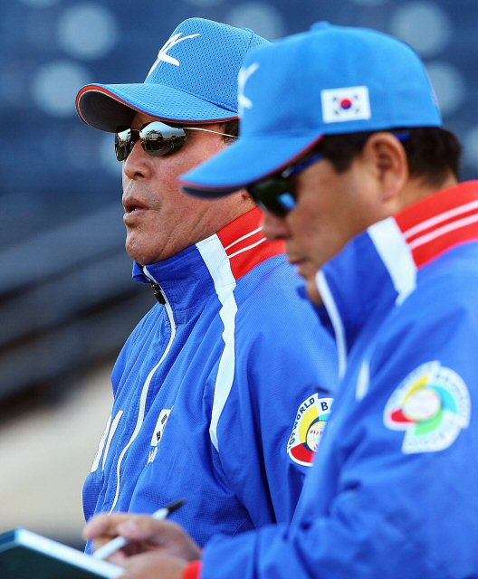 12일(한국시간) 미국 애리조나주 피오리아 스포츠컴플렉스에서 열린 WBC 대표팀 훈련에서 김인식 감독이 김성한 수석코치와 선수들의 컨디션을 체크하고 있다. 