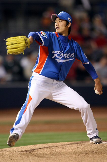 12일(한국시간) 미국 애리조나주 피오리아 스포츠컴플렉스에서 열린 WBC 대표팀과 메이저리그 샌디에이고 파드리스와의 연습경기 에서 선발투수로 나온 김광현이 1회말 역투하고 있다. 