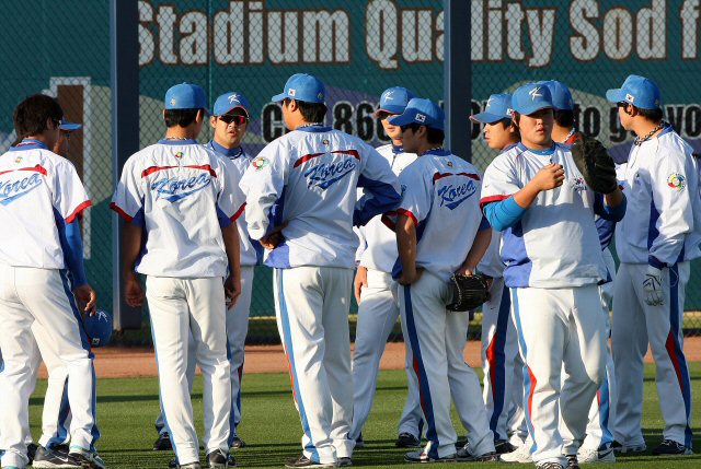 12일(한국시간) 미국 애리조나주 피오리아 스포츠컴플렉스에서 열린 WBC 대표팀 훈련에서 선수들이 코치들의 지시를 듣고 있다. 