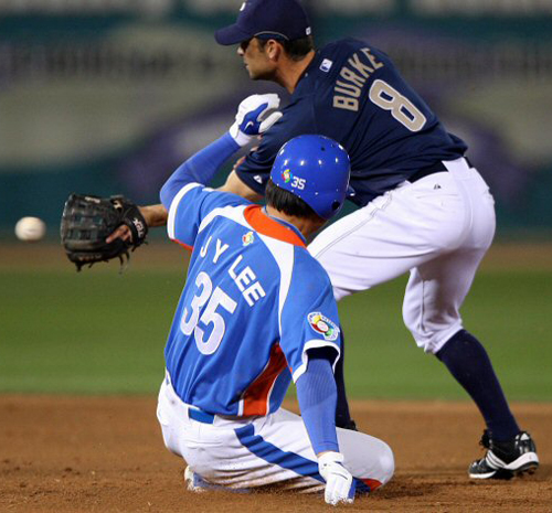  12일(한국시간) 미국 애리조나주 피오리아 스포츠컴플렉스에서 열린 WBC 대표팀과 메이저리그 샌디에이고 파드리스와의 연습경기 2말1사 주자1루 상황에서 이진영이 2루에서 아웃되고 있다. 