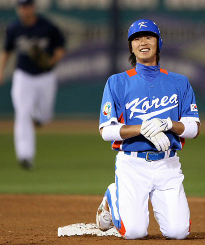   12일(한국시간) 미국 애리조나주 피오리아 스포츠컴플렉스에서 열린 WBC 대표팀과 메이저리그 샌디에이고 파드리스와의 연습경기 3회초 2사 주자1루 상황에서 2루 도루를 시도하던 박기혁이 아웃된 후 아쉬워 하고 있다. 