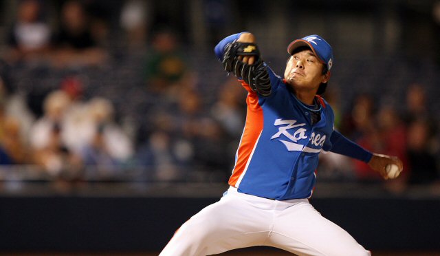 12일(한국시간) 미국 애리조나주 피오리아 스포츠컴플렉스에서 열린 WBC 대표팀과 메이저리그 샌디에이고 파드리스와의 연습경기 4회말 마운드에 올라온 이승호가 역투를 하고 있다. 