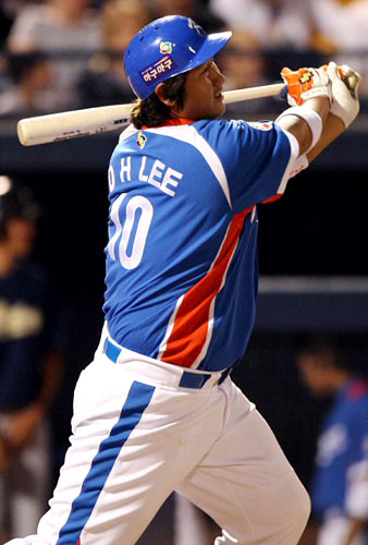 12일(한국시간) 미국 애리조나주 피오리아 스포츠컴플렉스에서 열린 WBC 대표팀과 메이저리그 샌디에이고 파드리스와의 연습경기 5회초 1사 상황에서 타석에 들어선 이대호가 2루타를 치고 있다. 