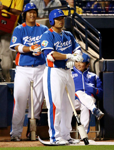 12일(한국시간) 미국 애리조나주 피오리아 스포츠컴플렉스에서 열린 WBC 대표팀과 메이저리그 샌디에이고 파드리스와의 연습경기 에서 추신수가 타석에 들어갈 준비를 하고 있다. 