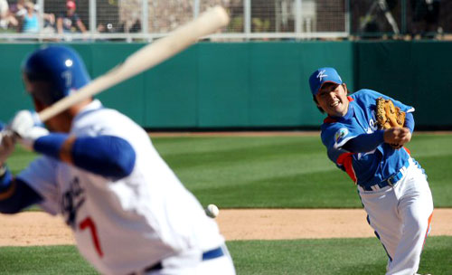  13일(한국시간) 미국 애리조나주 글렌데이 카멜백 랜치 스타디움에서 열린 WBC 대표팀과 메이저리그 LA 다저스의 연습경기에서 정대현이 역투하고 있다. 