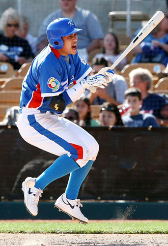 13일(한국시간) 미국 애리조나주 글렌데이 카멜백 랜치 스타디움에서 열린 WBC 대표팀과 메이저리그 LA 다저스의 연습경기 6회초 1사 주자1루 상황에서 이종욱이 에르테스의 투구에 몸을 맞고 쓰러지고 있다. 
