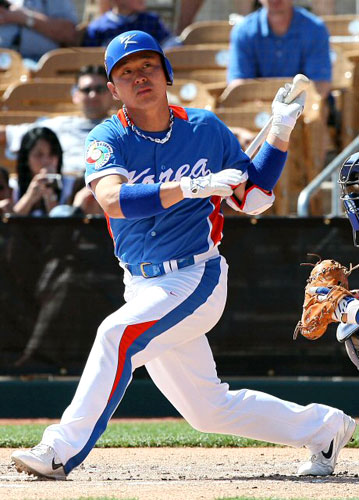 13일(한국시간) 미국 애리조나주 글렌데이 카멜백 랜치 스타디움에서 열린 WBC 대표팀과 메이저리그 LA 다저스의 연습경기 2회초 1사 상황에서 타석에 들어선 박경완이 삼진 아웃되고 있다. 