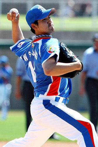 13일(한국시간) 미국 애리조나주 글렌데이 카멜백 랜치 스타디움에서 열린 WBC 대표팀과 메이저리그 LA 다저스의 연습경기에서 선발투수로 나온 장원삼이 역투를 하고 있다. 
