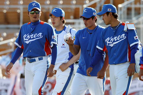  13일(한국시간) 미국 애리조나주 글렌데이 카멜백 랜치 스타디움에서 열린 WBC 대표팀과 메이저리그 LA 다저스 연습경기에서 대표팀이 4-2로 패한 가운데 선수들이 경기장을 빠져나가고 있다. 