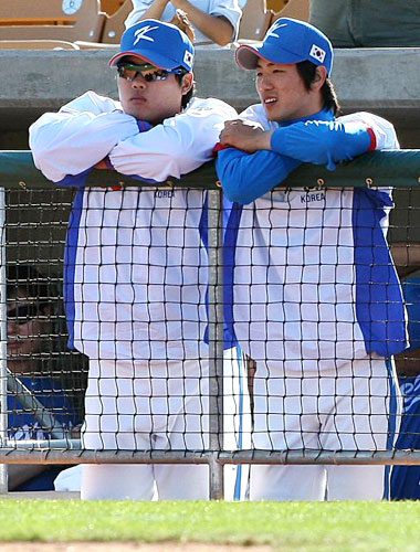 13일(한국시간) 미국 애리조나주 글렌데이 카멜백 랜치 스타디움에서 열린 WBC 대표팀과 메이저리그 LA 다저스 연습경기에서 류현진과 김광현이 경기를 보고 있다. 
