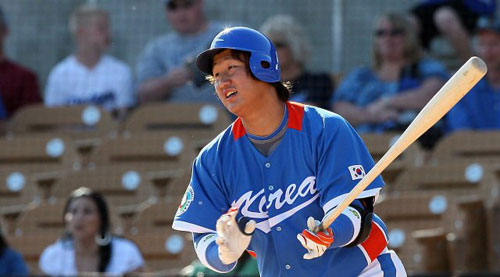 13일(한국시간) 미국 애리조나주 글렌데이 카멜백 랜치 스타디움에서 열린 WBC 대표팀과 메이저리그 LA 다저스 연습경기 8회초 2사 상황에서 부상으로 빠진 이종욱을 대신해 1번 타자로 나온 이대호가 안타를 치고 있다. 