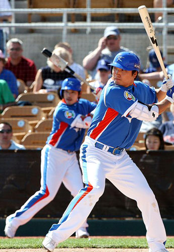  13일(한국시간) 미국 애리조나주 글렌데이 카멜백 랜치 스타디움에서 열린 WBC 대표팀과 메이저리그 LA 다저스의 연습경기 4회초 1사 주자1루 상황에서 이진영이 타격을 준비하고 있다. 