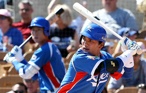 13일(한국시간) 미국 애리조나주 글렌데이 카멜백 랜치 스타디움에서 열린 WBC 대표팀과 메이저리그 LA 다저스의 연습경기 1회초 첫타석에서 나란히 안타를 기록한 이종욱과 고영민이 다음 타석을 준비하고 있다. 