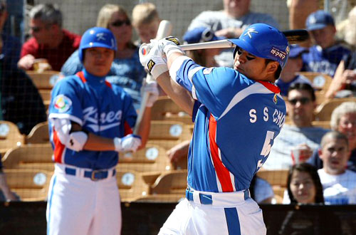  13일(한국시간) 미국 애리조나주 글렌데이 카멜백 랜치 스타디움에서 열린 WBC 대표팀과 메이저리그 LA 다저스의 연습경기 1회초 1사 주자 2,3루 상황에서 타석에 들어선 추신수가 파울타구를 치고 있다. 
