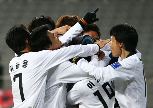 14일 오후 서울 상암동 월드컵경기장에서 열린 2009 K-리그 FC 서울과 강원 FC 경기에서 강원 선수들이 윤준하가 골을 넣은 뒤 함께 기뻐하고 있다. 

강원 FC가 두 경기 연속골을 터트린 윤준하의 결승골을 앞세워 지난해 K-리그 준우승팀 FC 서울을 꺾고 2연승을 거두면서 화끈한 신생팀 돌풍을 이어갔다.

강원은 전반 10분 김진일의 헤딩 선제골에 이어 후반 42분 '팀 창단 1호골'의 주인공 윤준하의 결승골이 터지면서 2-1로 승리했다. 