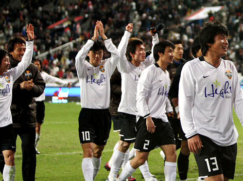 14일 오후 서울 상암동 월드컵경기장에서 열린 2009 K-리그 FC 서울과 강원 FC 경기에서 강원 FC 선수들이 경기를 2대1로 이긴 뒤 팬들에게 인사하기 위해 가고 있다. 