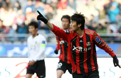 14일 오후 서울월드컵경기장에서 열린 FC서울과 강원FC의 경기에서 FC서울 이승렬이 헤딩슛으로 첫 골을 넣은뒤 골 세리머니를 하고 있다. 