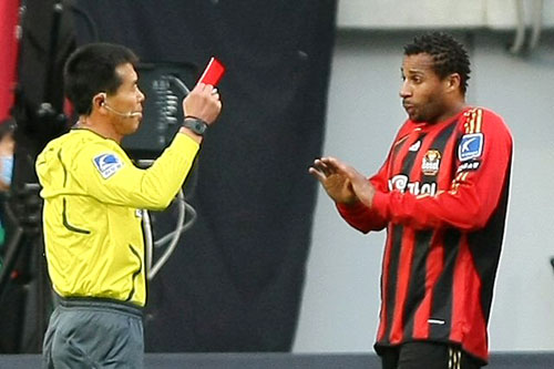 14일 서울월드컵경기장에서 열린 2009 K-리그 정규리그 2라운드 FC서울-강원FC 전에서 FC서울 케빈이 전반 39분 퇴장 당하고 있다. 