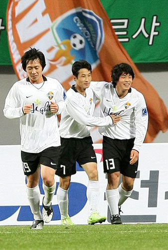 14일 서울월드컵경기장에서 열린 2009 K-리그 정규리그 2라운드 FC서울-강원FC 전에서 결승골을 넣은 강원 FC 윤준하가 이을용과 함께 기뻐하고 있다. 