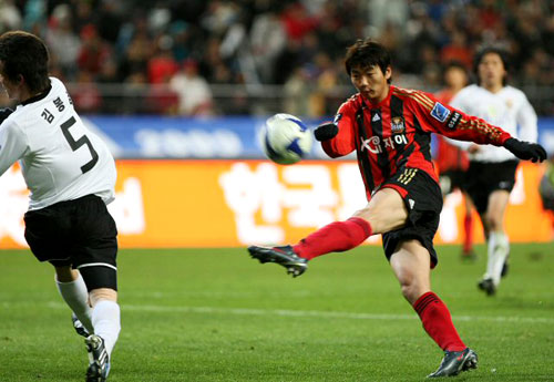 14일 서울월드컵경기장에서 열린 2009 K-리그 정규리그 2라운드 FC서울-강원FC 전에서 FC서울 이승렬이 강한 슛을 날리고 있다. 