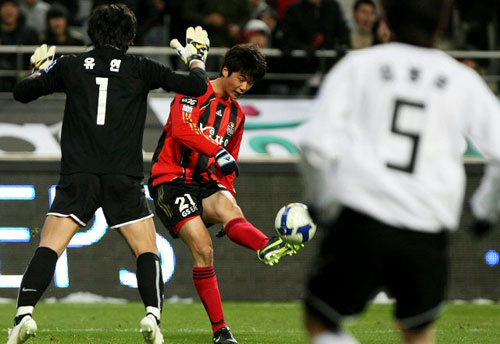 14일 서울월드컵경기장에서 열린 2009 K-리그 정규리그 2라운드 FC서울-강원FC 전에서 FC서울 기성용이 강원FC 골키퍼 유현의 키를 넘기는 재치있는 슛을 날리고 있다. 