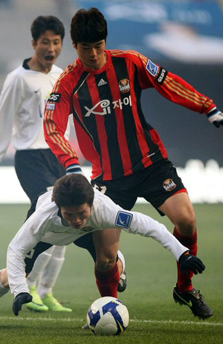 14일 서울월드컵경기장에서 열린 2009 K-리그 정규리그 2라운드 FC서울-강원FC 전에서 FC서울 기성용이 문전 돌파를 시도하고 있다. 