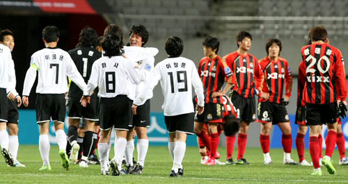 14일 서울월드컵경기장에서 열린 2009 K-리그 정규리그 2라운드 FC서울-강원FC 전에서 승리한 강원 FC 유준하(가운데) 등 선수들이 경기를 마친뒤 기뻐하고 있다. 