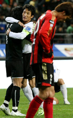 14일 서울월드컵경기장에서 열린 2009 K-리그 정규리그 2라운드 FC서울-강원FC 전에서 2-1로 승리한 강원 FC 이을용이 골키퍼 유현과 포옹하며 기쁨을 나누고 있다. 