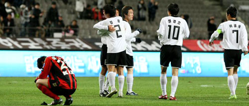 14일 서울월드컵경기장에서 열린 2009 K-리그 정규리그 2라운드 FC서울-강원FC 전에서 2-1로 승리한 강원 FC 강용과 마사히로 선수가 포옹하며 기뻐하고 있다. 