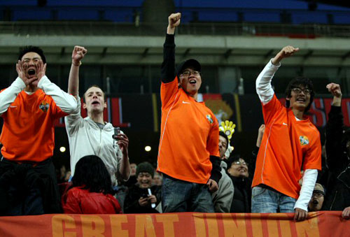 14일 오후 서울 상암동 월드컵경기장에서 열린 2009 K-리그 FC 서울과 강원 FC 경기에서 강원 FC가 2대1로 이기자 팬들이 환호하고 있다. 