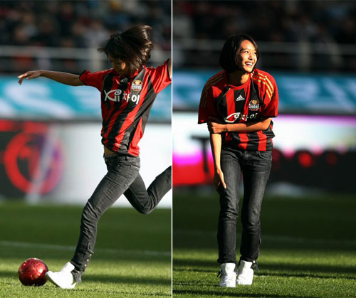 14일 오후 서울 상암동 월드컵경기장에서 열린 2009 K-리그 FC 서울과 강원 FC 경기에서 가수 박정아가 시축을 한 뒤 환하게 웃고 있다. 
