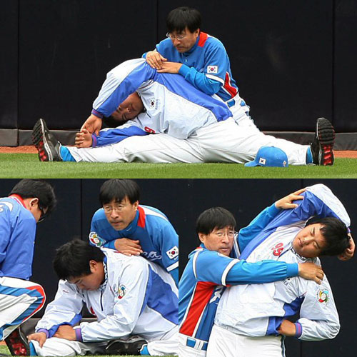  15일(한국시간) 미국 캘리포니아주 샌디에이고 펫코파크에서 월드베이스볼클래식(WBC) 2라운드 멕시코와의 첫 경기에 선발 투수로 예고된 류현진이 몸을 풀고 있다. 