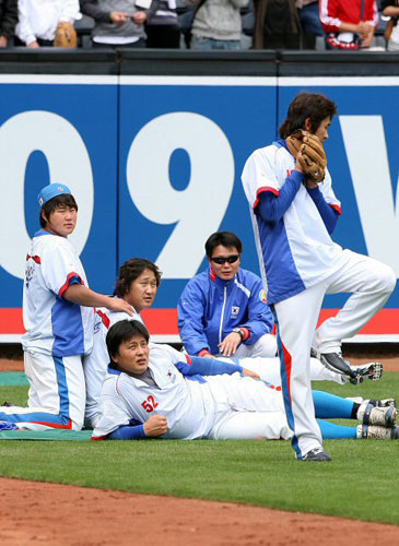 15일(한국시간) 미국 캘리포니아주 샌디에이고 펫코파크에서 대한민국 야구 대표팀 선수들이 몸을 풀고 있다. 