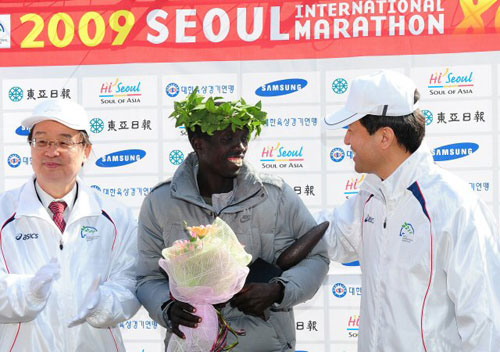 15일 서울 시내 일원에서 열린 2009 서울국제마라톤대회에서 1위를 차지한 케냐의 모세스 아루세키(오른쪽)가 오세훈 서울시장(오른쪽), 김학준 동아일보회장과 기념촬영을 하고 있다. 