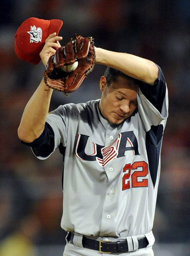 14일(현지시간) 미국 마이애미 돌핀스타디움에서 열린 월드베이스볼클래식(WBC) 2라운드 2조 미국-푸에르토리코 경기에서 미국 투수 제이크 피비가 실점을 한 후 땀을 닦고 있다.  미국은 제이크 피비가 2이닝 동안 6실짐 하는 등 투수진이 난조를 보이며 푸에르토리코에 1대11, 7회 콜드게임패를 당하며 패자전으로 밀려났다. 