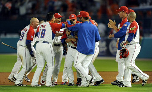 14일(현지시간) 미국 마이애미 돌핀스타디움에서 열린 월드베이스볼클래식(WBC) 2라운드 2조 미국-푸에르토리코 경기에서 푸에르토리코 마이크 아빌레스(가운데)가 7회 콜드게임 승리를 확정 짓는 타점을 올린 후 팀 동료들과 함께 기뻐하고 있다. 