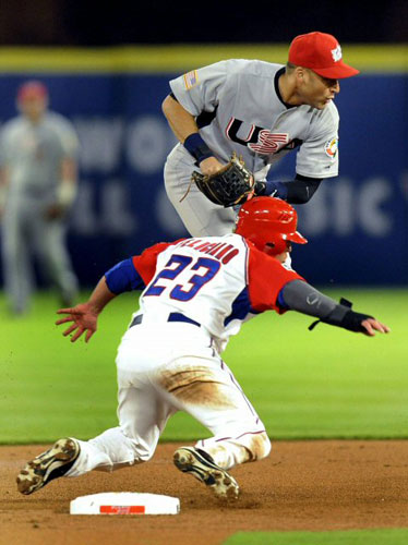 14일(현지시간) 미국 마이애미 돌핀스타디움에서 열린 월드베이스볼클래식(WBC) 2라운드 2조 미국-푸에르토리코 경기에서 미국 데릭 지터가 푸에르토리코 지저스 펠리치아노의 슬라이딩을 피해 1루로 송구하려 하고 있다. 