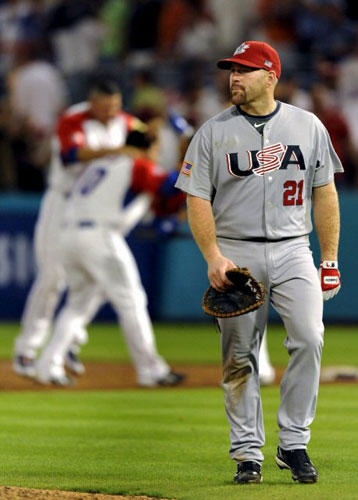 14일(현지시간) 미국 마이애미 돌핀스타디움에서 열린 월드베이스볼클래식(WBC) 2라운드 2조 미국-푸에르토리코 경기에서 미국의 케빈 유킬리스가 푸에르토리코 마이크 아빌레스에게 타점을 허용한 후 마운드를 내려오고 있다. 