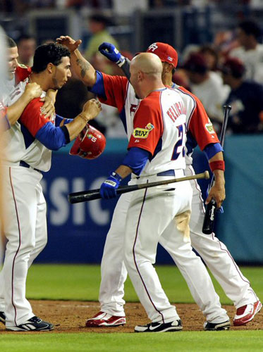 14일(현지시간) 미국 마이애미 돌핀스타디움에서 열린 월드베이스볼클래식(WBC) 2라운드 2조 미국-푸에르토리코 경기에서 푸에르토리코 마이크 아빌레스(왼쪽)가 7회 콜드게임 승리를 확정 짓는 타점을 올린 후 팀 동료들과 함께 기뻐하고 있다. 